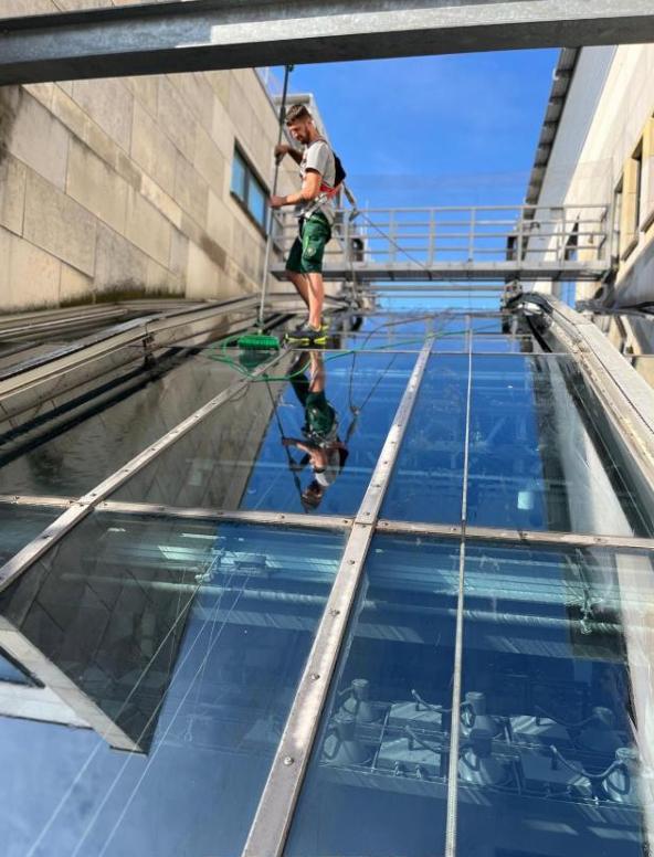 Reinigung einer gläsernen Dachfläche