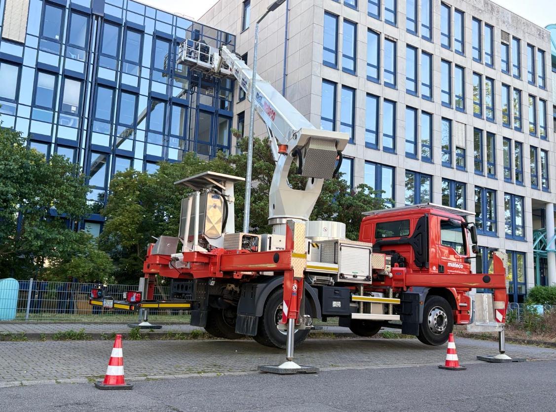 Arbeitsbühne bei einem Einsatz an einer Glasfassade