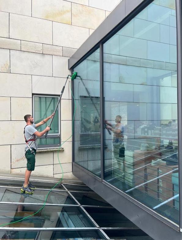 Glas- und Fassadenreinigung mit Reinwassersystem